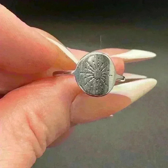 Sunburst Ring 🫶🏼 - Picture 2 of 2